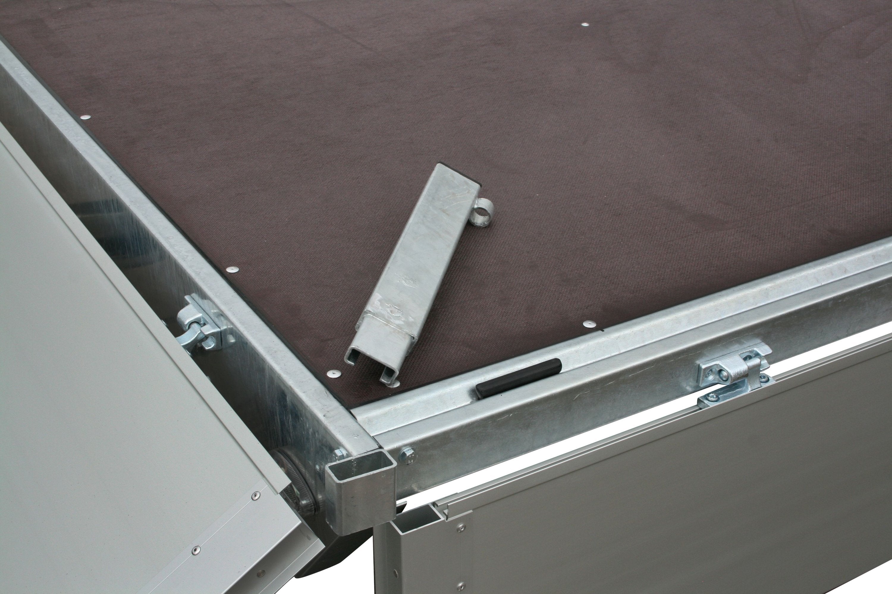 13P115 | Aluminium | Ladmål 210 x 144 x 35 cm | 1350 kg