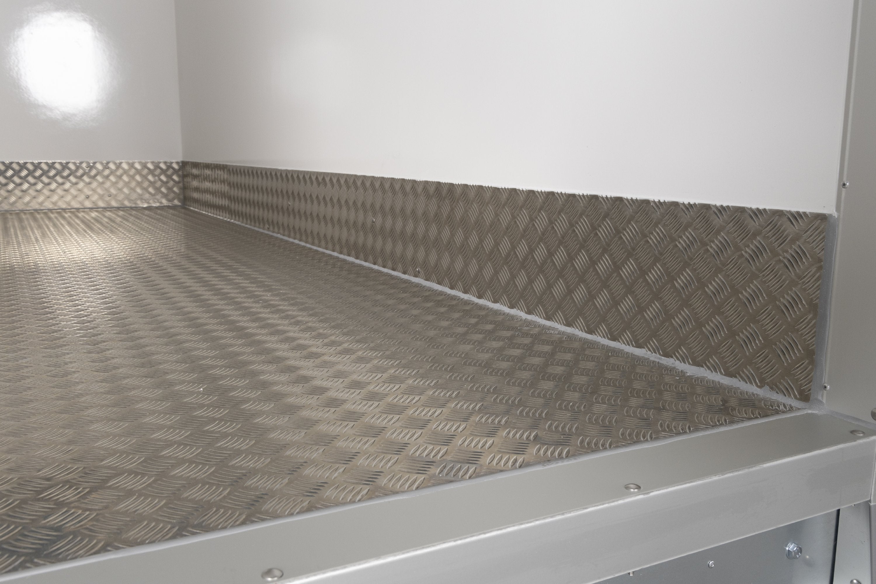 Variant 2017 F3 Classic | Aluminium | Ladmål 288 x 152 x 181 cm | 2000 kg