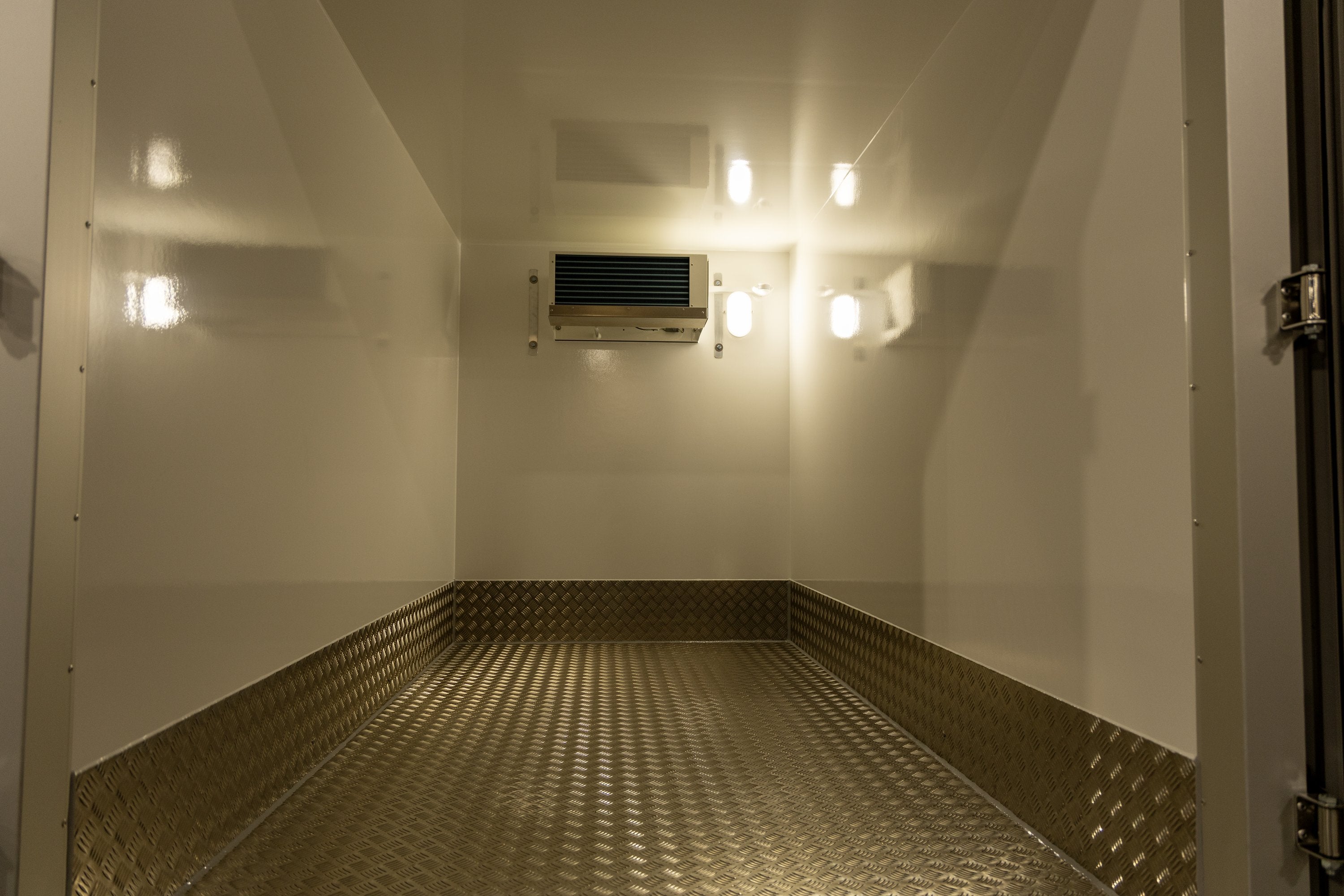 Variant 2517 F3 Classic | Aluminium | Ladmål 288 x 152 x 181 cm | 2500 kg